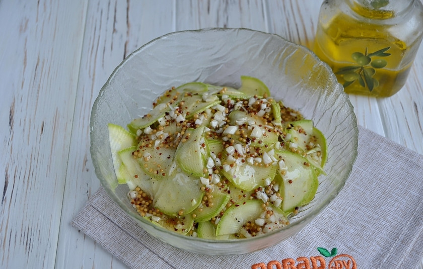 1. Этап. Острая закуска из кабачков: Залейте маринадом кабачки, перемешайте и оставьте в холоде минимум на 2 часа.