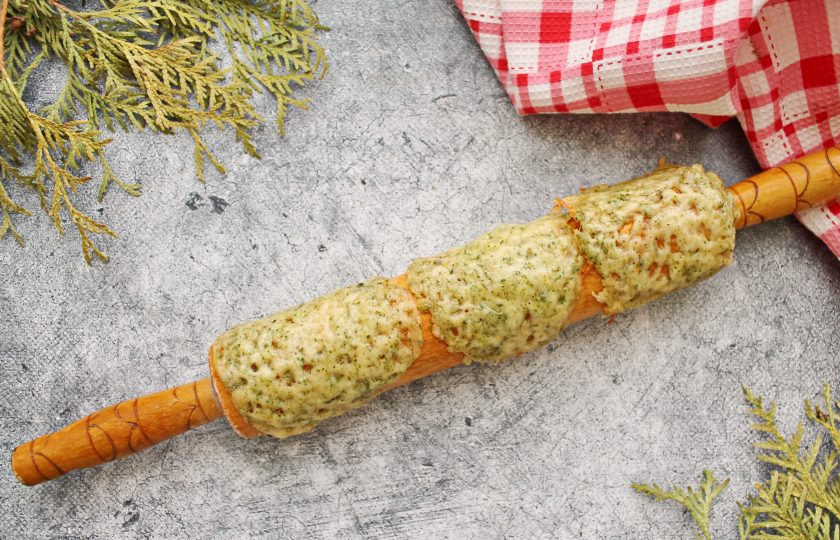 1. Этап. Сырные чипсы из сыра: Противень достаньте и очень быстро снимите сырные лепешки с пергамента. Выложите на изогнутую форму. Я использовала скалки, но подойдут и ложки. Дайте чипсам полностью остыть и стать твердыми.