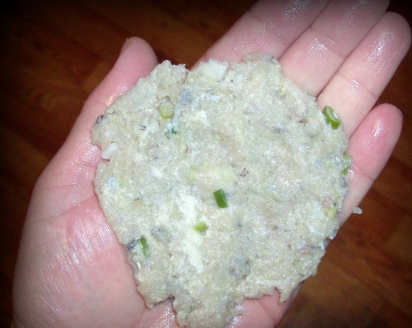 1. Этап. Диетические рыбные котлеты: 5. На ладошке необходимо разместить фарш для одной котлетки.