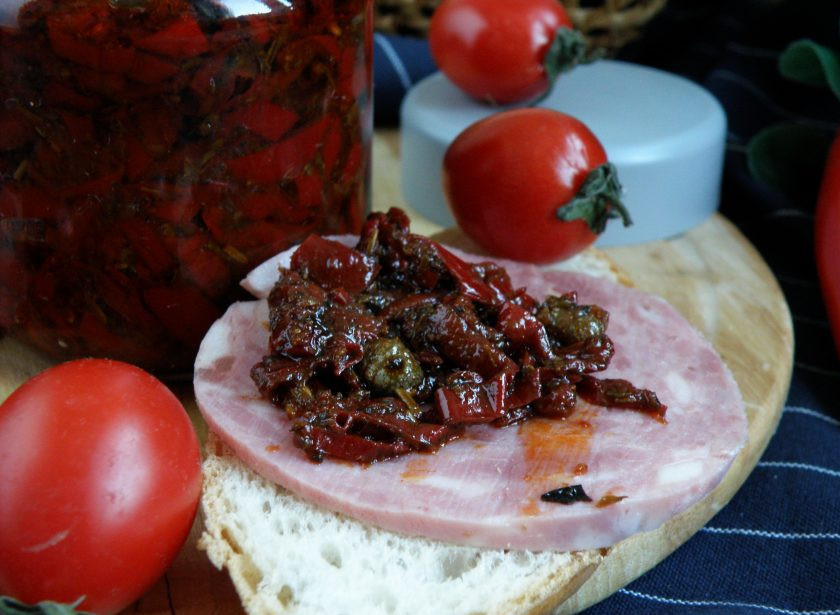 1. Этап. Острая пепероната: Дайте остыть и подавайте к мясу или колбасе. Вкусно также с сырами. Остаток разложите по небольшим баночкам. Храните в холодильнике, доставайте по мере употребления.