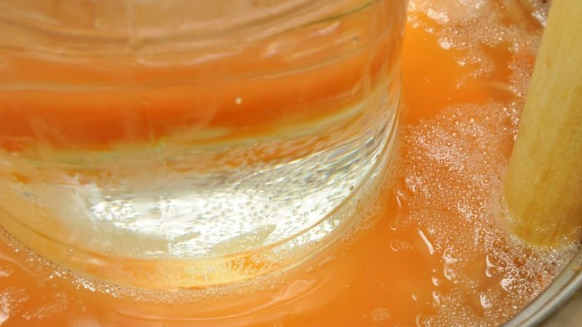 1. Этап. Закваска капусты: Оставьте капусту бродить в таком виде на 3 дня. Каждый день перемешивайте овощи.