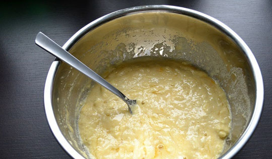 1. Этап. Вареники с сыром сулугуни: 2. Начните активно перемешивать, постепенно добавляя муку.