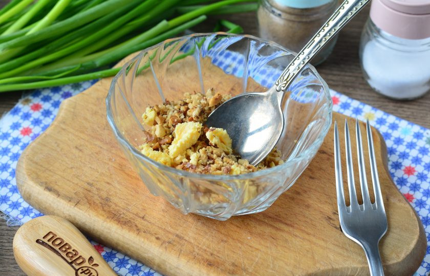 1. Этап. Яйца фаршированные орехами: Разотрите желтки и всыпьте измельчённые орехи.