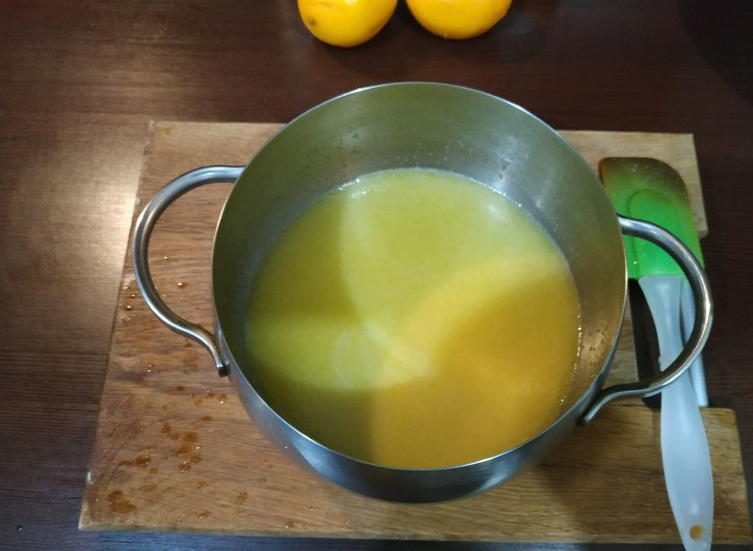 1. Этап. Торт Золотые купола: Для заварного теста положите в кастрюльку 100 гр сливочного масла, влейте воду и добавьте щепотку соли. Прогрейте на плите до полного растворения масла и соли, но так, чтобы смесь не закипела.