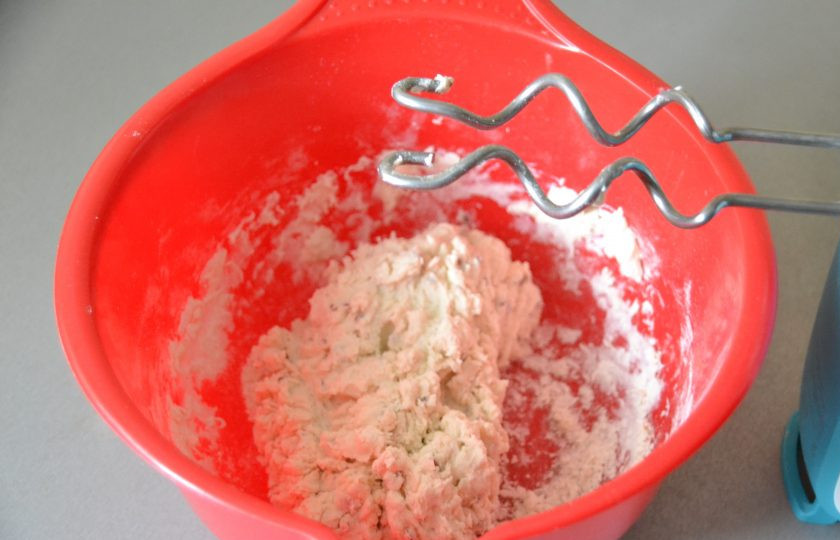 1. Этап. Хлеб на кефире на дрожжах: Всыпьте сухую смесь к кефиру, замесите тесто.