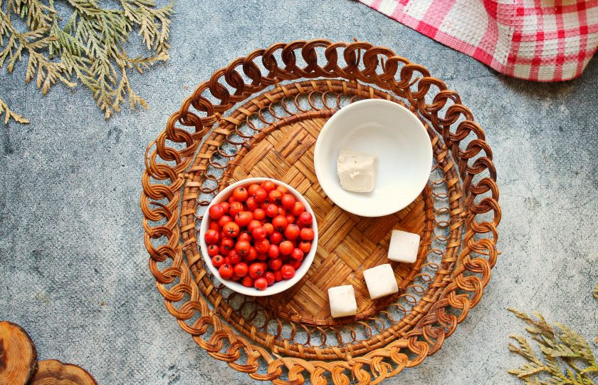 1. Этап. Рябиновый квас: Подготовьте все необходимые ингредиенты для приготовления рябинового кваса. Ягоды снимите с веток, сполосните, откиньте на сито и дайте воде стечь.