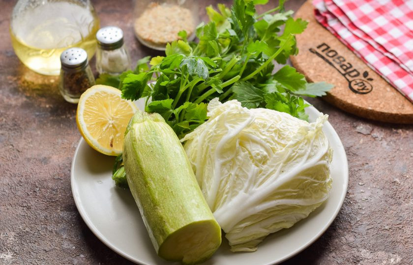 1. Этап. Салат из пекинской капусты и кабачков: Подготовьте ингредиенты.