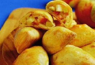 1. Этап. Сочни с яблоками: 4. Выпекаем при 180 градусах в разогретой духовке 25-30 минут. Готово!