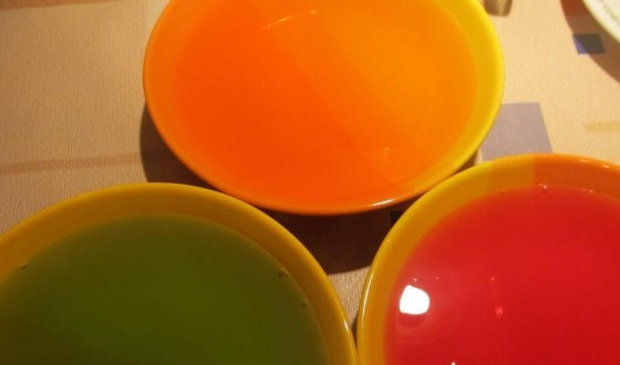 1. Этап. Торт Самоцветы в снегу: С вечера приготовьте желе. Растворите каждый пакетик в отдельной форме по инструкции на упаковке. Оставьте желе застывать на ночь.