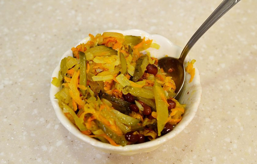 1. Этап. Салат из фасоли с соленым огурцом: Добавьте к фасоли зажарку, посолите, поперчите, перемешайте.