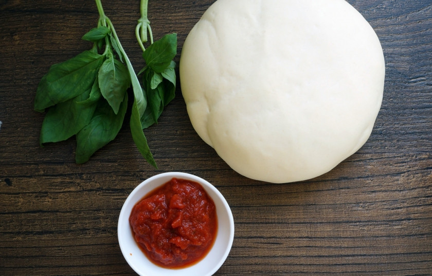 1. Этап. Пицца Маринара: Тесто можете купить готовое или приготовить самое простое дрожжевое тесто для пиццы. Аналогично - с томатным соусом, приготовьте домашний или купите. Особенно хорош для пиццы томатный соус с травами, базиликом, чесноком и специями.