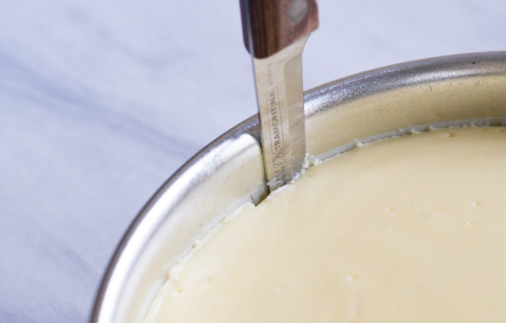 1. Этап. Чизкейк с имбирным коржом: 4. Выпекайте чизкейк при температуре 160 градусов в течение одного часа.