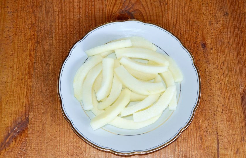 1. Этап. Цукаты из дыни: После удалите кожицу и мягкую часть мякоти. Остаться должна та часть, которая ближе к кожице.