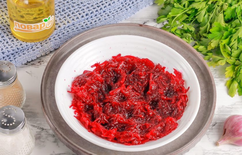 1. Этап. Борщ из печеной свеклы с вином: Очистите запеченную свеклу от кожуры и натрите ее на терке с мелкими ячейками. Сок не сливайте, добавите и его в борщ.