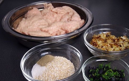 1. Этап. Котлеты по Дюкану: 1. Для того, чтобы повторить на своей кухне рецепт приготовления котлет по Дюкану, для начала вымойте куриное филе и пропустите его через мясорубку (можно измельчить в блендере). Очистите лук, нарежьте его мелкими кубиками и обжарьте на сковороде до румяности.