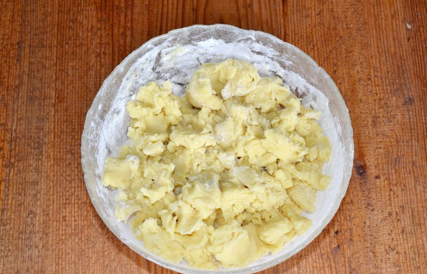 1. Этап. Торт Чебурашка: Замесите тесто, после добавьте еще муки, чтобы получилась вот такая мягкая крошка. Я слишком тесто не забиваю мукой, чтобы оно было мягким.