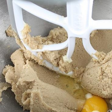 1. Этап. Печенье с овсяными хлопьями и шоколадом: 2. Добавить яйца по одному за раз, взбивая после каждого добавления.