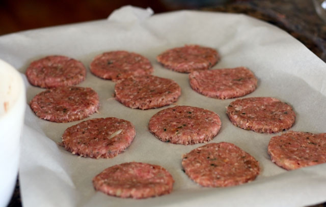 1. Этап. Быстрые котлеты для бургера: 5. И выложите их на пергамент, например. В таком виде котлетки можно заморозить.