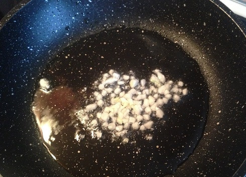 1. Этап. Макароны с соусом из брокколи и креветками: 4. Макароны у вас уже почти сварились? Разогреваем на сковороде растительное масло и обжариваем минуты полторы мелко нарезанный чеснок.