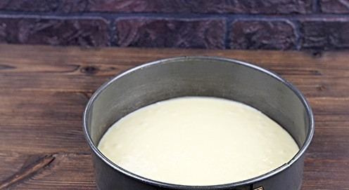 1. Этап. Торт Графские развалины со сметаной: Тесто делим на три части. Первую часть наливаем в форму для выпекания и печем корж в разогретой до 180 градусов духовке на протяжении 10-15 минут.