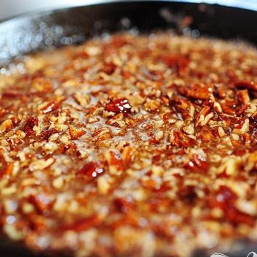 1. Этап. Мини-булочки с орехами: 2. Перемешать, затем снять с огня и отставить в сторону. Растопить 1 палочку сливочного масла. Отставить в сторону. Разогреть духовку до 190 градусов.