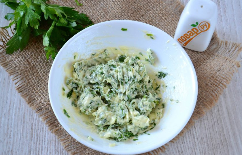 1. Этап. Чесночное масло: Смотрите, как красиво получилось, зелень лучше распределилась в масле и масса получилась очень аппетитной.