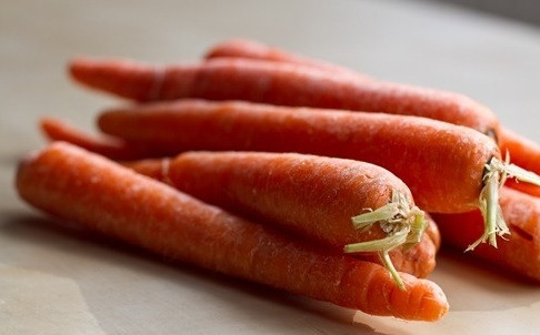 1. Этап. Суп-пюре с яблоками и морковью: Потом добавьте морковь и яблоко нарезанные кубиками. Тушите все ингредиенты пару минут на медленном огне.