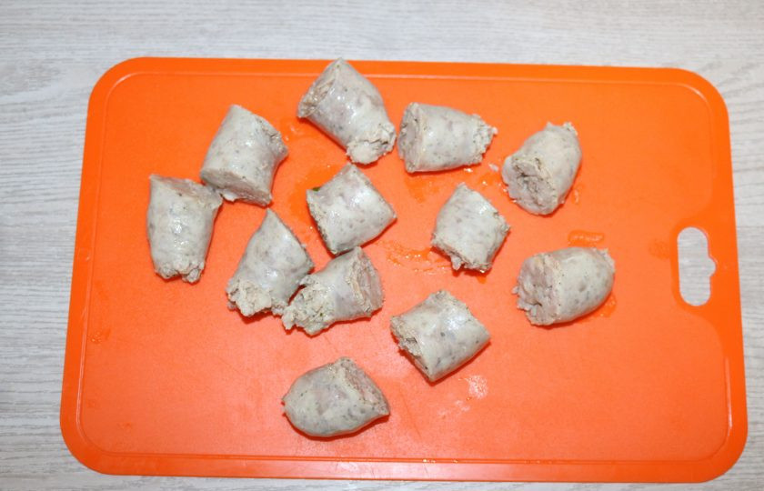 1. Этап. Коддл: Колбаски нарежьте кусочками.