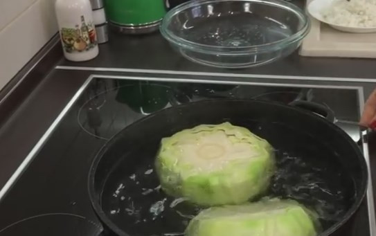 1. Этап. Постные голубцы с грибами (очень вкусно!): 1. Подготавливаем капустные листы. У капусты отрезаем кочерыжку, закладываем кочан в крупную кастрюлю с водой. Ждем, пока вскипит вода. Её нужно подсолить (чайной ложки достаточно). Огонь необходимо уменьшить, кастрюлю накройте крышкой. Проверяя вилкой степень готовности верхнего листа, разбираем капусту на листья. Воду не сливайте, в ней будем тушить голубцы.