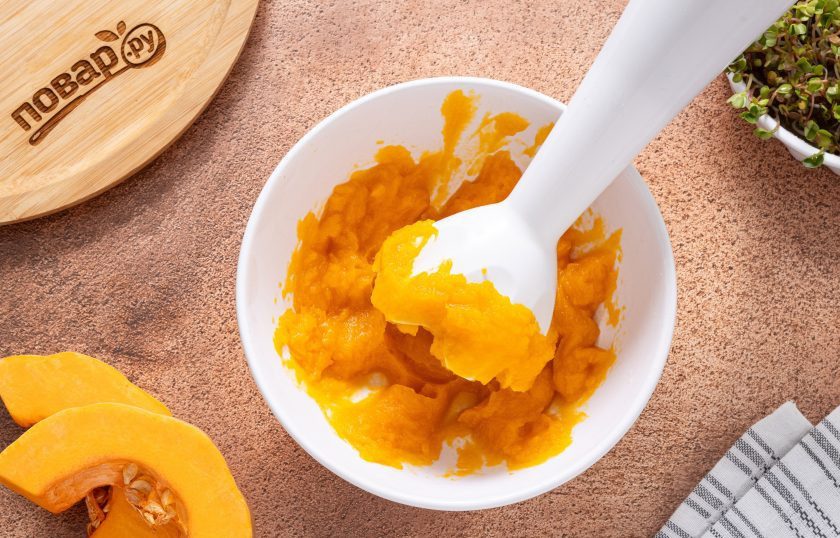 1. Этап. Пюре из тыквы и картофеля на кокосовых сливках: Тыкву пробейте блендером до однородного пюре.