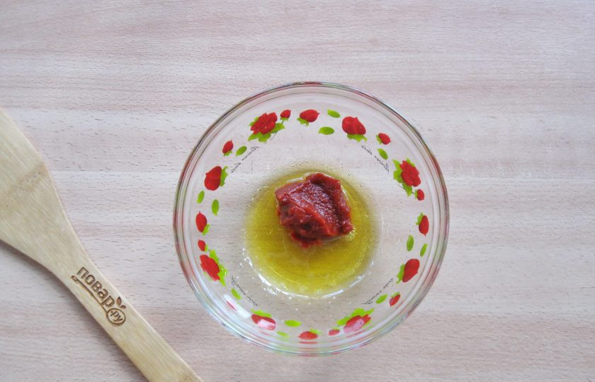 1. Этап. Ребрышки по-мексикански: Добавьте томатную пасту и лимонный сок.