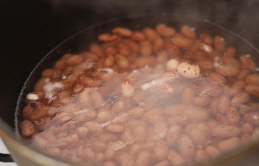 1. Этап. Фасулада: Для приготовления данного блюда фасоль следует вымачивать целую ночь. Перед приготовлением ее следует хорошенько промыть по проточной водой. Положить в большую кастрюлю и залить двумя литрами воды. Затем довести до кипения на сильном огне.