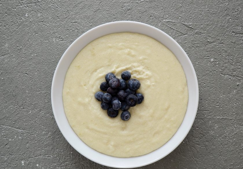 1. Этап. Манная каша на кокосовом молоке: Переложите кашу в тарелку, сверху выложите ягоды.