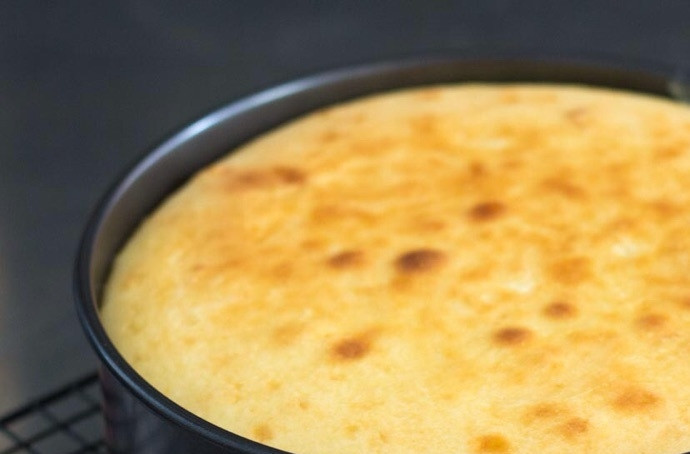 1. Этап. Чизкейк с желе: 6. Отправьте в разогретый до 160 градусов духовой шкаф на 65-70 минут. Достаньте форму из духовки и оставьте на решетке на 1 час. Перенесите форму в холодильник и оставьте там на ночь.