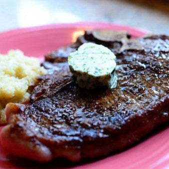 Стейк на кости с зеленым маслом