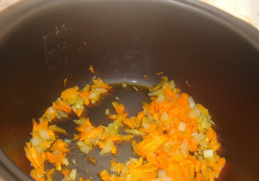 1. Этап. Кислые щи с курицей: 1. Для начала вливаем в чашу мультиварки немного масла и обжарим измельченные лук с морковью до золотистого цвета. Я готовлю в режиме 