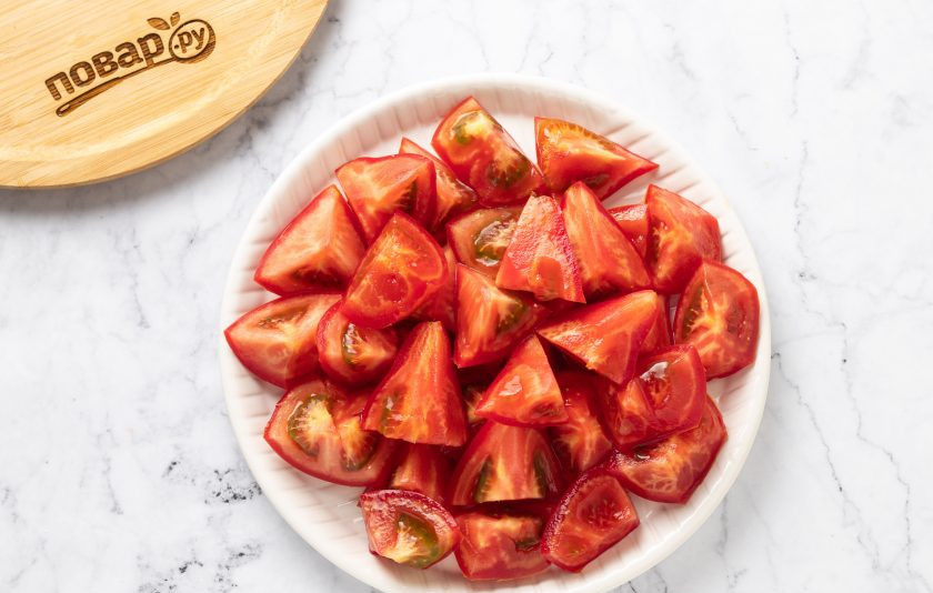 1. Этап. Сок томатный с мякотью: Помидоры помойте, удалите плодоножки, нарежьте на ломтики.