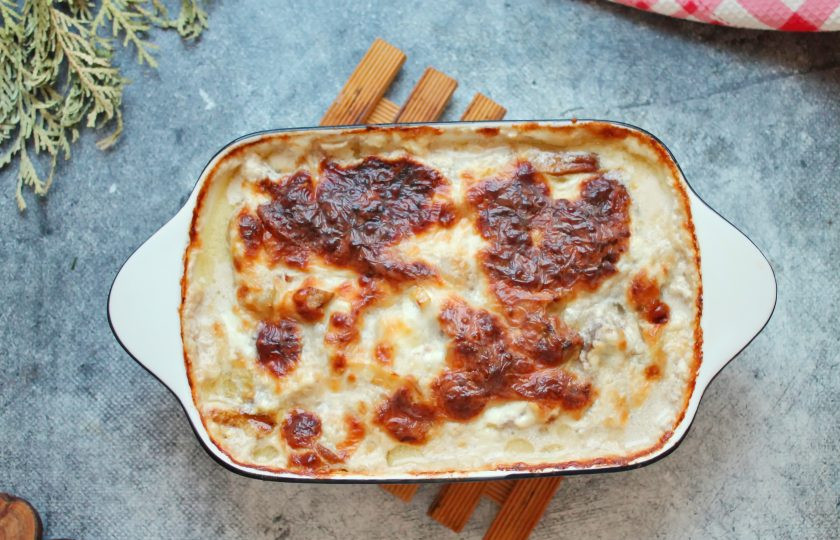 1. Этап. Индейка с белыми грибами: Форму с индейкой и белыми грибами поставьте в горячую духовку и запекайте при температуре 180 градусов в течение 40 минут. Готовую индейку с белыми грибами достаньте и сразу подавайте к столу.