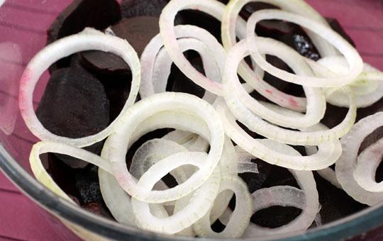 1. Этап. Салат из свеклы и лука: Затем добавляем к свекле нарезанный тонкими кольцами белый лук.