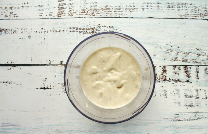 1. Этап. Банановый мусс для торта: Бананы очистите от кожуры, порежьте на кусочки и выложите в чашу блендера. Влейте к банану лимонный сок и пробейте до однородности.