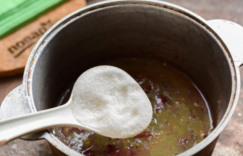 1. Этап. Варенье из крыжовника с пектином: Добавьте сахар и варите варенье 30 минут.