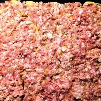 1. Этап. Мясо по-французски из куриного фарша: Картофель солим и перчим, выкладываем на него слой фарша. Солим, перчим еще раз.
