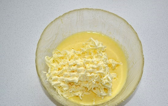 1. Этап. Торт Норд: На терке натрите охлажденное сливочное масло.