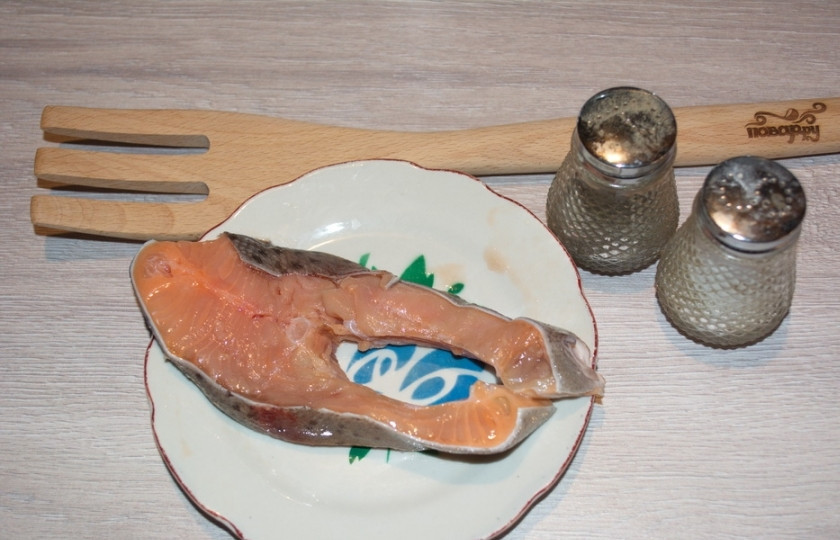 1. Этап. Рыба под соусом: Лосось, форель или семгу нарезать на стейки. Предварительно рыбу конечно нужно почистить от чешуи. Готовится рыба со шкуркой. Сами стейки рыбы посолить, поперчить и сбрызнуть лимонным соком.