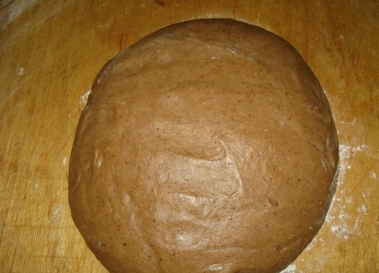 1. Этап. Тульский пряник постный: 3. Когда вымешивать вилкой станет тяжело, выложите полученную массу на присыпанный мукой стол и руками замесите не тугое, но эластичное тесто. Количество муки, указанное в рецепте, приблизительное (возможно, потребуется немного больше) и зависит от того, насколько вы остудили тесто. Если муку сыпать в горячее тесто, то понадобится ее значительно больше, а тесто получится тугим.