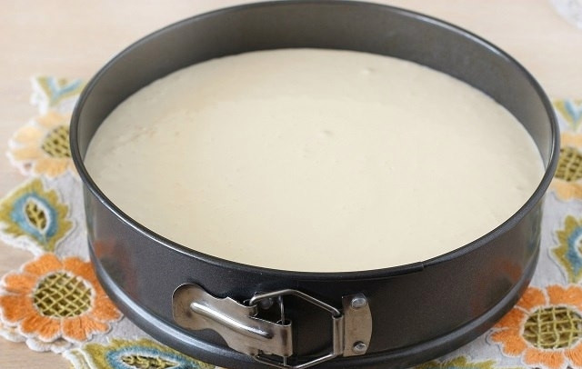 1. Этап. Пирог из мягкого творога: Достаньте их духовки корж, вылейте начинку, продолжайте выпекать еще 40 минут при 170 градусах.