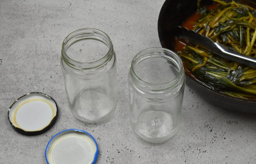 1. Этап. Черемша в томатном соусе на зиму: Подготовьте посуду для консервации. Стеклянные банки и крышки предварительно простерилизуйте любым удобным для вас способом: в микроволновке, духовке или над паром на плите.