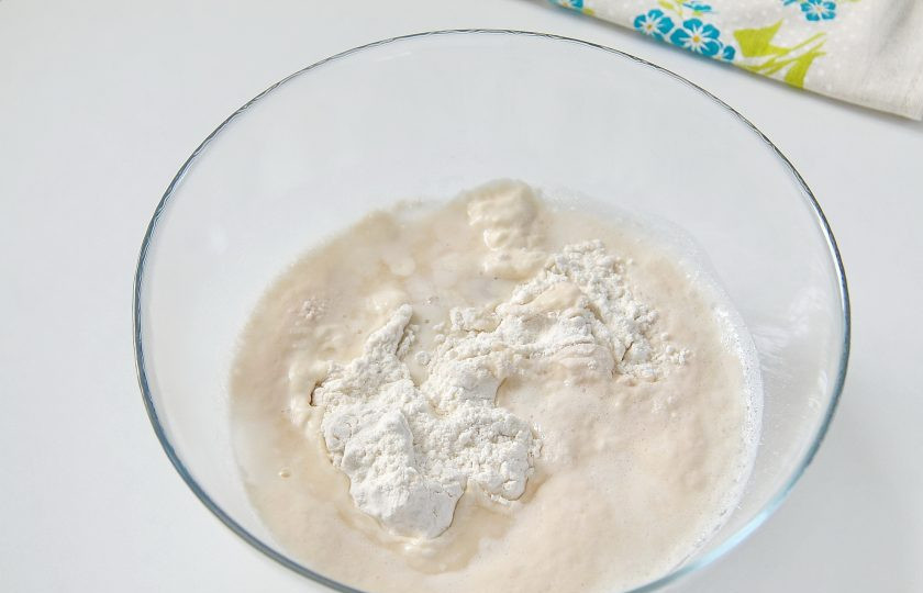 1. Этап. Простая пицца с луком: 3. В глубокую миску насыпьте муку и соль. Добавьте подошедшие дрожжи.