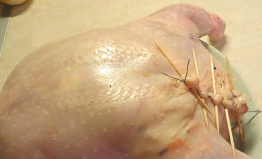 1. Этап. Курица, фаршированная овощами, в духовке: 4. Теперь начиняем нашу курицу и хорошенько ее закрываем. Лучше зашить и сколоть зубочистками. Теперь смазываем курочку майонезом и заворачиваем в фольгу. Запекаем в духовке около часа на среднем огне. За 10-15 минут до готовности снимаем фольгу и даем курочке еще постоять немного в духовке. Это делается для того, чтобы она получила золотистый цвет и хрустящую корочку.