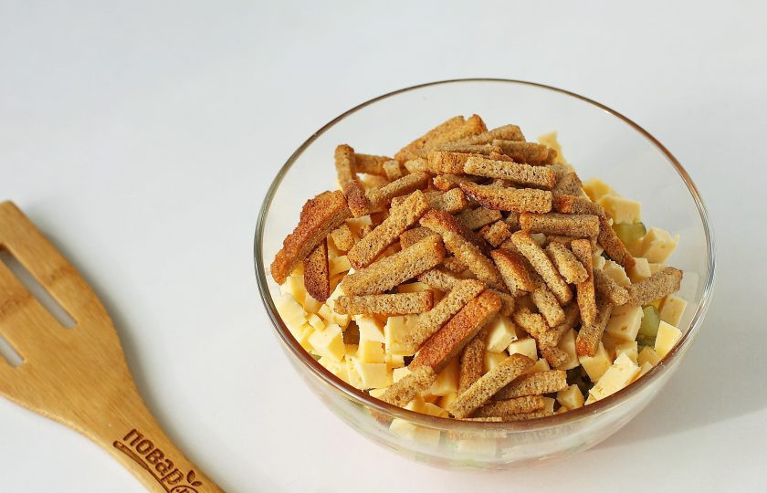 1. Этап. Салат с курицей и кириешками: В самом конце добавьте кириешки.